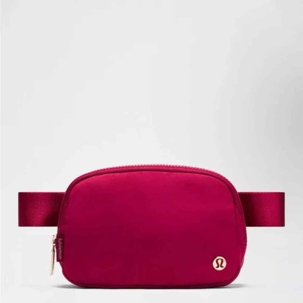 NWT lululemon everywhere belt bag - berry rumble / silver